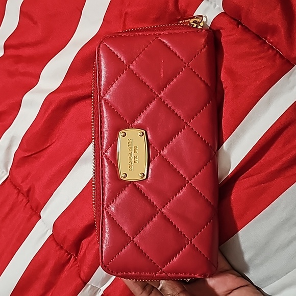 Barely used Michael Kors wallet! - Picture 1 of 4
